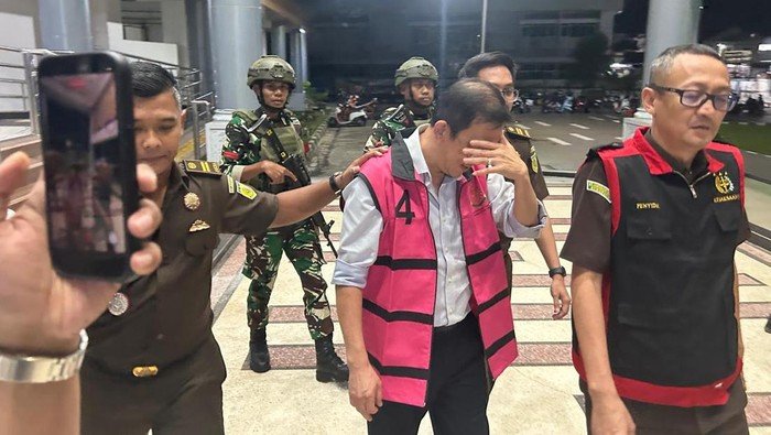 Kejaksaan Tinggi Kalimantan Timur menggiring tersangka BT usai penetapan dan penahanan dalam kasus dugaan tindak pidana korupsi sektor pertambangan. Foto: Dok. Kejati Kaltim.
