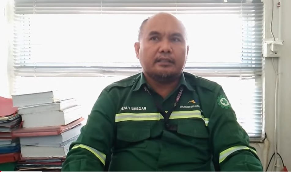 Kepala Teknik Tambang (KTT) PT Manoor Bulant Lestari (MBL), Wesly Siregar, S.T., M.T., menyampaikan duka cita atas insiden kecelakaan kerja sekaligus memberikan klarifikasi, Minggu (29/3/2026). Reporter: RMD
