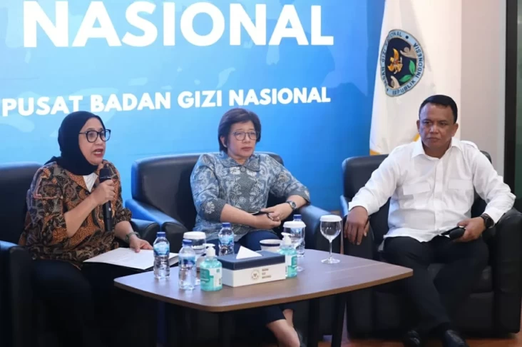 Kepala Badan Gizi Nasional (BGN) Nanik S Deyang memperkenalkan jajaran pimpinan baru BGN dalam konferensi pers di Kantor BGN, Jakarta Pusat, Kamis (4/6/2026).