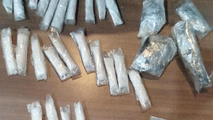 Paket sabu siap edar yang disita Satresnarkoba Polres Serang dari dua tersangka pengedar di Kecamatan Cikeusal, Kabupaten Serang. (Dok. Istimewa/detiknews)