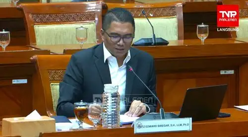 Dosen Fakultas Hukum Universitas Pancasila, Fritz Edward Siregar, menyampaikan pandangannya dalam rapat dengar pendapat umum (RDPU) bersama Komisi III DPR RI di Kompleks Parlemen, Senayan, Jakarta, Selasa (2/6/2026).
