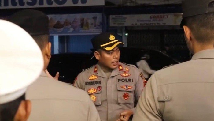 Keterangan Foto: Wakapolres Ketapang, Kompol Hoerrudin, saat memberikan keterangan kepada wartawan terkait pemeriksaan tiga oknum anggota Polsek Manis Mata yang diduga terlibat dalam kasus narkotika jenis sabu. Ketiganya terancam sanksi PTDH dan proses pidana umum apabila terbukti bersalah.